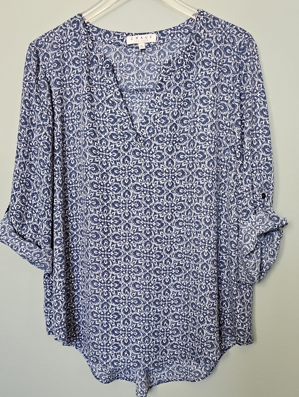 Chaus Lightweight Floral Split Neck Blouse in Blue & White Size XL